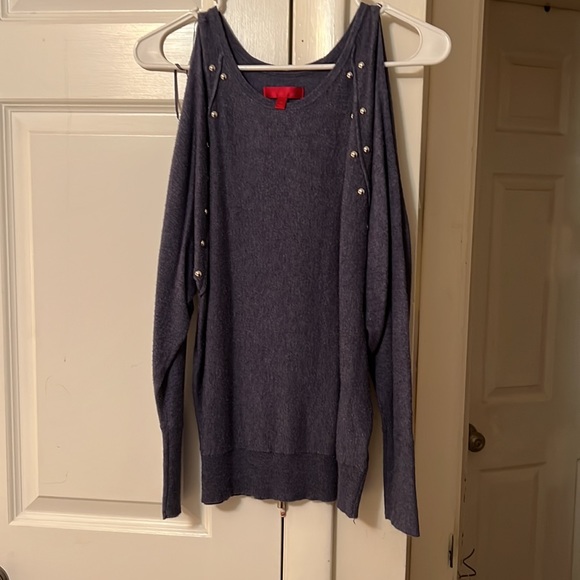 Open shoulder top Jennifer Lopez ,, soft knit with silver accents on both sides. - Picture 5 of 5